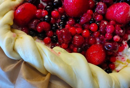 Фото шага рецепта Ватрушка из слоеного теста с ягодами 189133 шаг 11