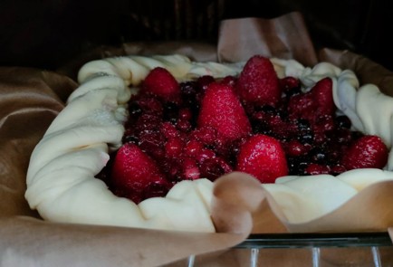 Фото шага рецепта Ватрушка из слоеного теста с ягодами 189133 шаг 12