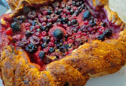 Фото шага рецепта Ватрушка из слоеного теста с ягодами 189133 шаг 13