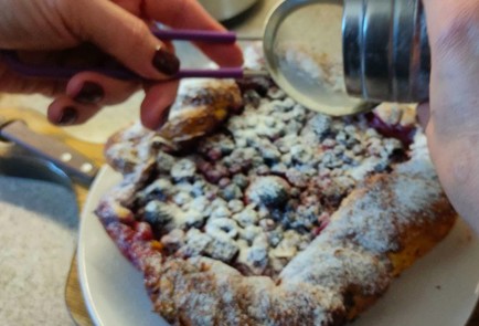 Фото шага рецепта Ватрушка из слоеного теста с ягодами 189133 шаг 14