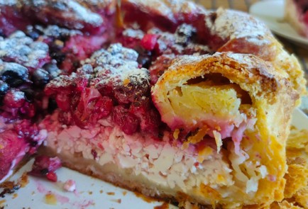 Фото шага рецепта Ватрушка из слоеного теста с ягодами 189133 шаг 15