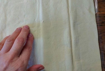 Фото шага рецепта Ватрушка из слоеного теста с ягодами 189133 шаг 7