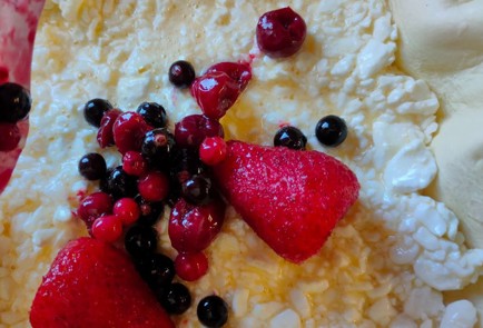 Фото шага рецепта Ватрушка из слоеного теста с ягодами 189133 шаг 9