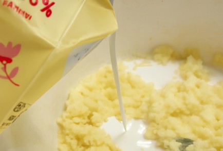 Фото шага рецепта Сдобные ватрушки с картофельным пюре 191268 шаг 16