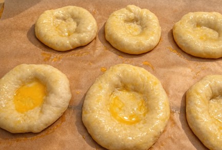 Фото шага рецепта Сдобные ватрушки с картофельным пюре 191268 шаг 18