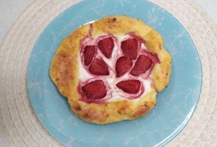 Фото шага рецепта Ватрушки с клубникой 189835 шаг 10