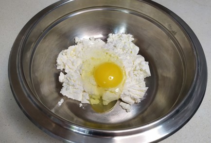 Фото шага рецепта Ватрушки с клубникой 189835 шаг 2