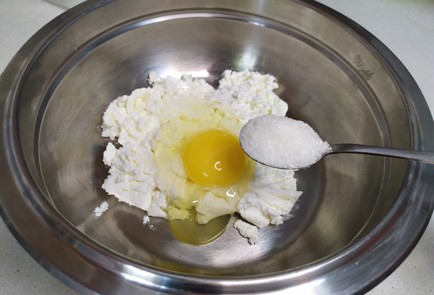 Фото шага рецепта Ватрушки с клубникой 189835 шаг 3