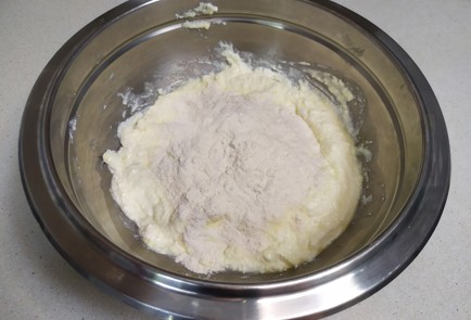 Фото шага рецепта Ватрушки с клубникой 189835 шаг 4