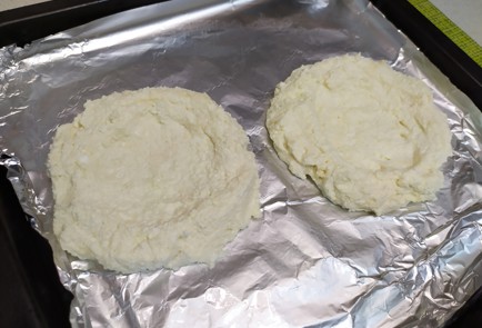 Фото шага рецепта Ватрушки с клубникой 189835 шаг 6