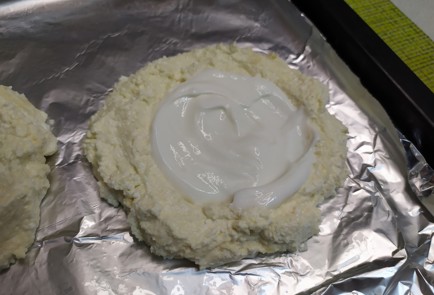 Фото шага рецепта Ватрушки с клубникой 189835 шаг 7