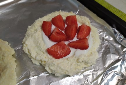 Фото шага рецепта Ватрушки с клубникой 189835 шаг 8