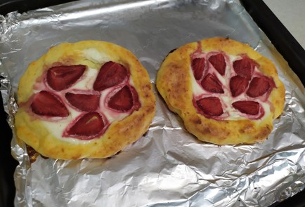 Фото шага рецепта Ватрушки с клубникой 189835 шаг 9