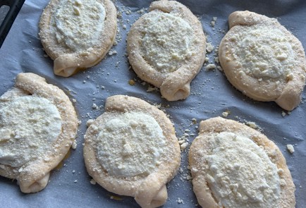 Фото шага рецепта Ватрушки со штрейзелем 175145 шаг 19  