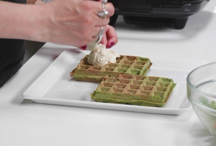 Фото шага рецепта Веганские вафли из зеленой гречки с мисокремом и салатом 186437 шаг 11  