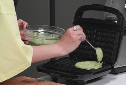 Фото шага рецепта Веганские вафли из зеленой гречки с мисокремом и салатом 186437 шаг 7  