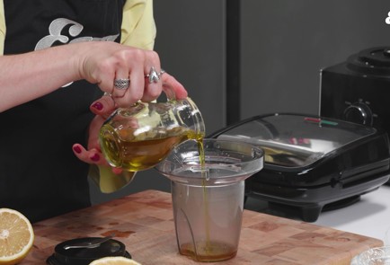 Фото шага рецепта Веганские вафли из зеленой гречки с мисокремом и салатом 186437 шаг 8  