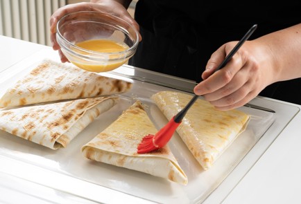 Фото шага рецепта Вегетарианские конвертики из лаваша с грибами и сулугуни 151014 шаг 9  