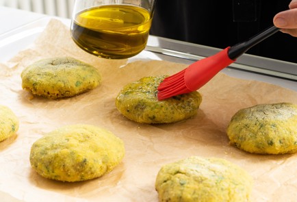 Фото шага рецепта Вегетарианские котлеты из киноа 140772 шаг 10  