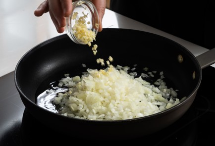 Фото шага рецепта Вегетарианские котлеты из киноа 140772 шаг 5  