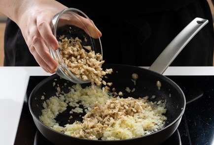 Фото шага рецепта Вегетарианские котлеты из киноа 140772 шаг 6  