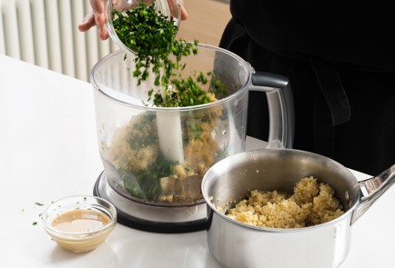 Фото шага рецепта Вегетарианские котлеты из киноа 140772 шаг 7  