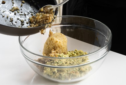 Фото шага рецепта Вегетарианские котлеты из киноа 140772 шаг 8  