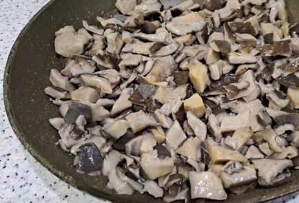 Фото шага рецепта Вешенки на сковороде 190647 шаг 4  