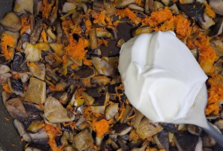 Фото шага рецепта Вешенки на сковороде 190647 шаг 9  