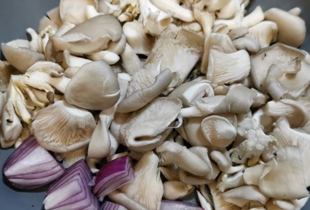 Фото шага рецепта Вешенки жаренные с красным луком 152323 шаг 3