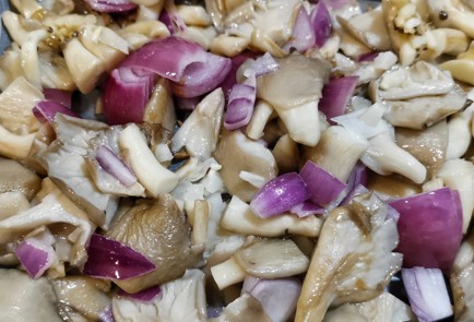 Фото шага рецепта Вешенки жаренные с красным луком 152323 шаг 4