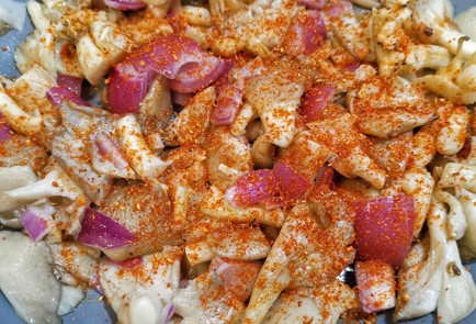 Фото шага рецепта Вешенки жаренные с красным луком 152323 шаг 5