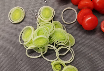 Фото шага рецепта Ветчина с помидорами и сыром чеддер 151980 шаг 1  