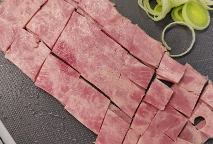 Фото шага рецепта Ветчина с помидорами и сыром чеддер 151980 шаг 2  