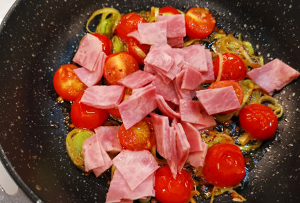 Фото шага рецепта Ветчина с помидорами и сыром чеддер 151980 шаг 7  