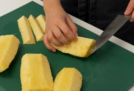 Фото шага рецепта Вьетнамский суп с курицей и ананасом 40765 шаг 1