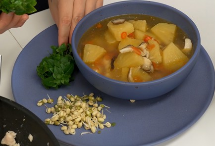 Фото шага рецепта Вьетнамский суп с курицей и ананасом 40765 шаг 5