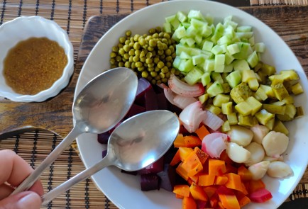 Фото шага рецепта Винегрет из печеных овощей с горчичной заправкой 174253 шаг 15  