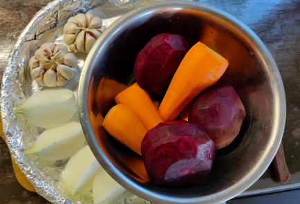 Фото шага рецепта Винегрет из печеных овощей с горчичной заправкой 174253 шаг 2  