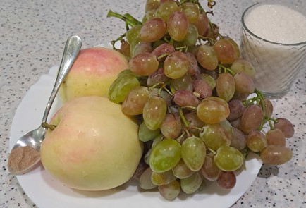 Фото шага рецепта Виноградный компот на зиму с яблоком и корицей без стерилизации 187101 шаг 1  