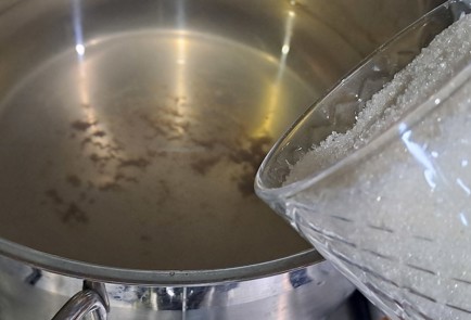 Фото шага рецепта Виноградный компот на зиму с яблоком и корицей без стерилизации 187101 шаг 11  