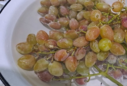 Фото шага рецепта Виноградный компот на зиму с яблоком и корицей без стерилизации 187101 шаг 4  