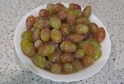 Фото шага рецепта Виноградный компот на зиму с яблоком и корицей без стерилизации 187101 шаг 5  