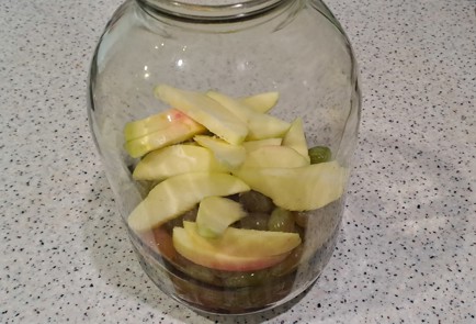 Фото шага рецепта Виноградный компот на зиму с яблоком и корицей без стерилизации 187101 шаг 7  