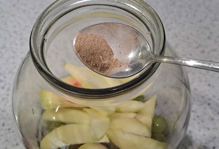 Фото шага рецепта Виноградный компот на зиму с яблоком и корицей без стерилизации 187101 шаг 8  