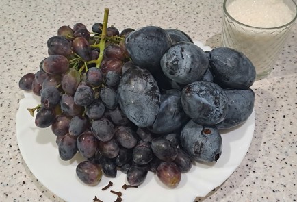 Фото шага рецепта Виноградный компот на зиму со сливами и гвоздикой 187100 шаг 1