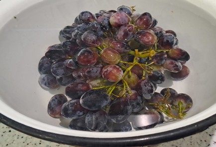 Фото шага рецепта Виноградный компот на зиму со сливами и гвоздикой 187100 шаг 2