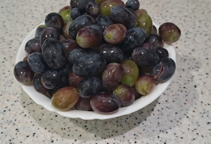 Фото шага рецепта Виноградный компот на зиму со сливами и гвоздикой 187100 шаг 3