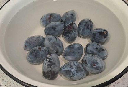 Фото шага рецепта Виноградный компот на зиму со сливами и гвоздикой 187100 шаг 4