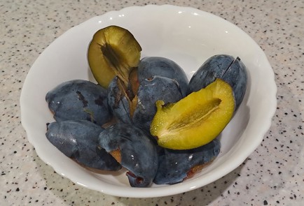 Фото шага рецепта Виноградный компот на зиму со сливами и гвоздикой 187100 шаг 5